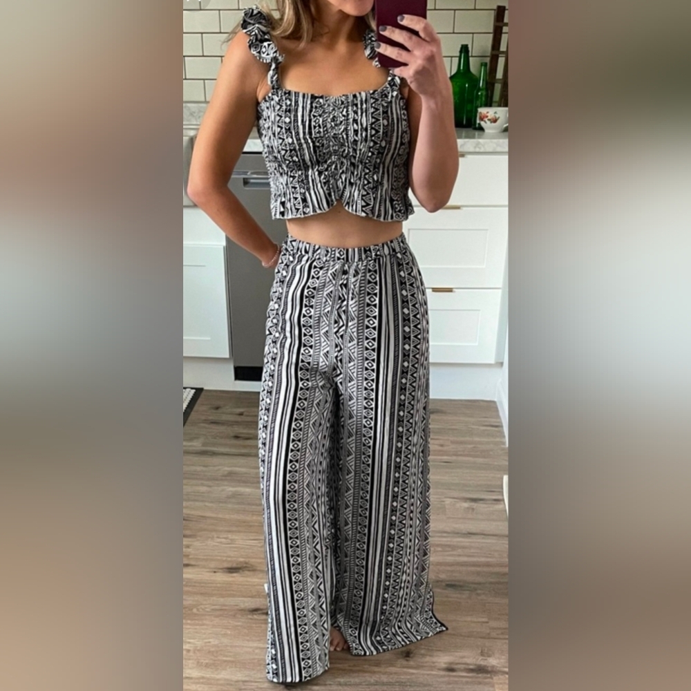 KIWI + PUNCH 2 Piece Black & White Crop Top & Wide Pant Set Size Small